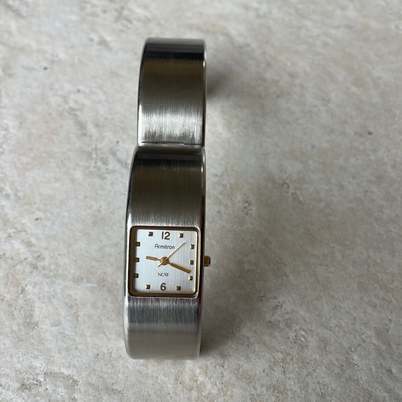 Armitron lady battery water resistant - Picture 6 of 8